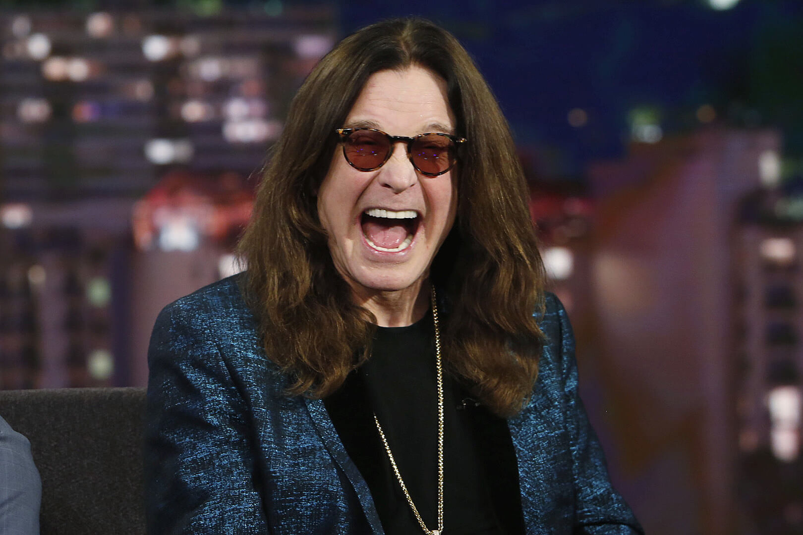 Ozzy Osbourne saat tertawa terbahak.
